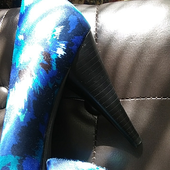 Style & Co. Celine Women’s Peep Toe Heels with Blue Floral Fabric - Picture 6 of 7